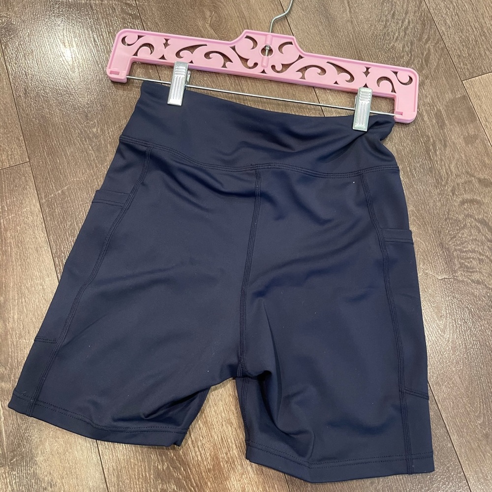 Women’s yoga shorts with side pockets